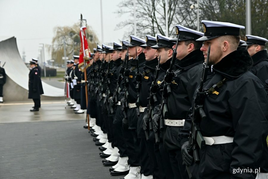 Kompania honorowa AMW obok pomnika Polski Morskiej podczas uroczystości z okazji 25. rocznicy wstąpienia Polski do NATO 