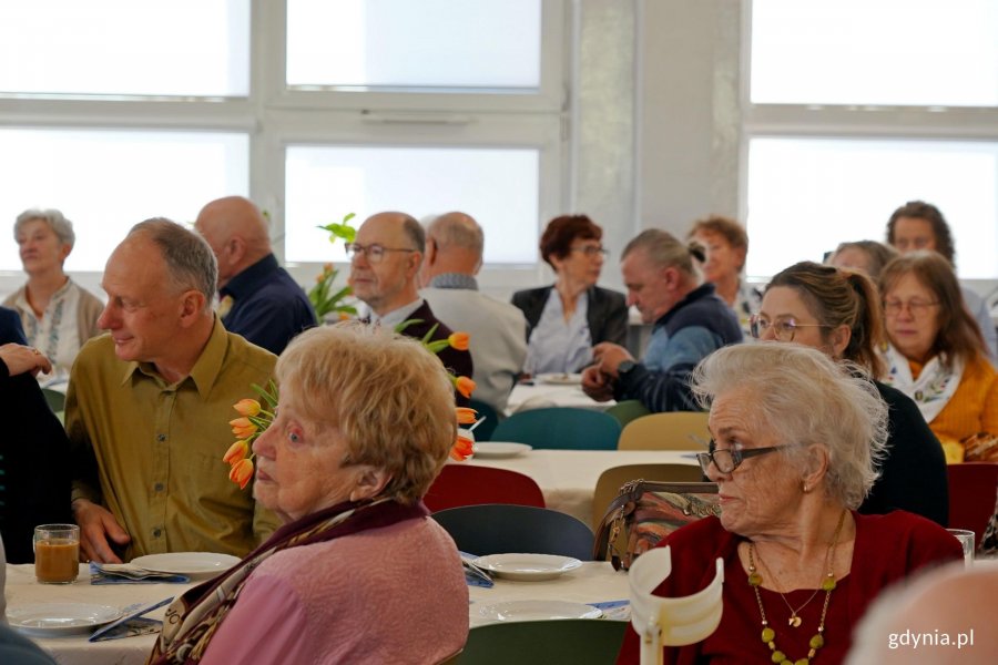 Uczestnicy spotkania członk&oacute;w gdyńskiego oddziału&nbsp;Zrzeszenia Kaszubsko-Pomorskiego zgromadzeni w Zespole Szkolno-Przedszkolnym nr 5 