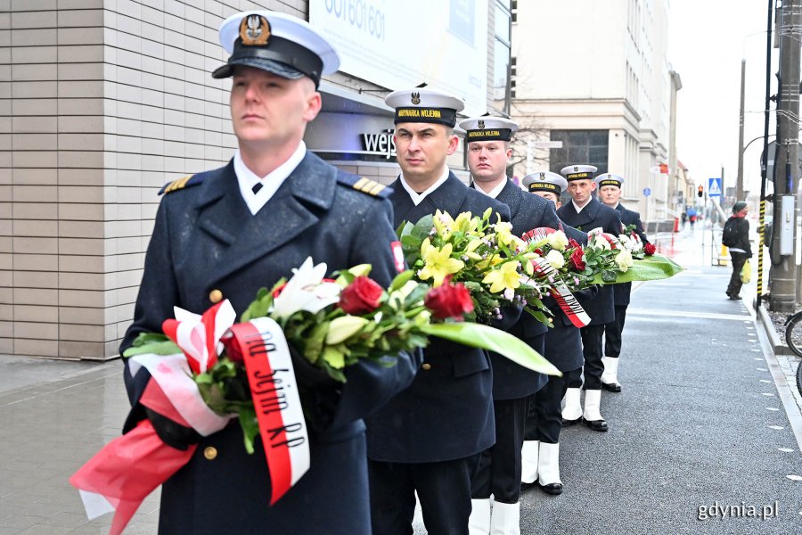 Maszerują marynarze Marynarki Wojennej z wieńcami.