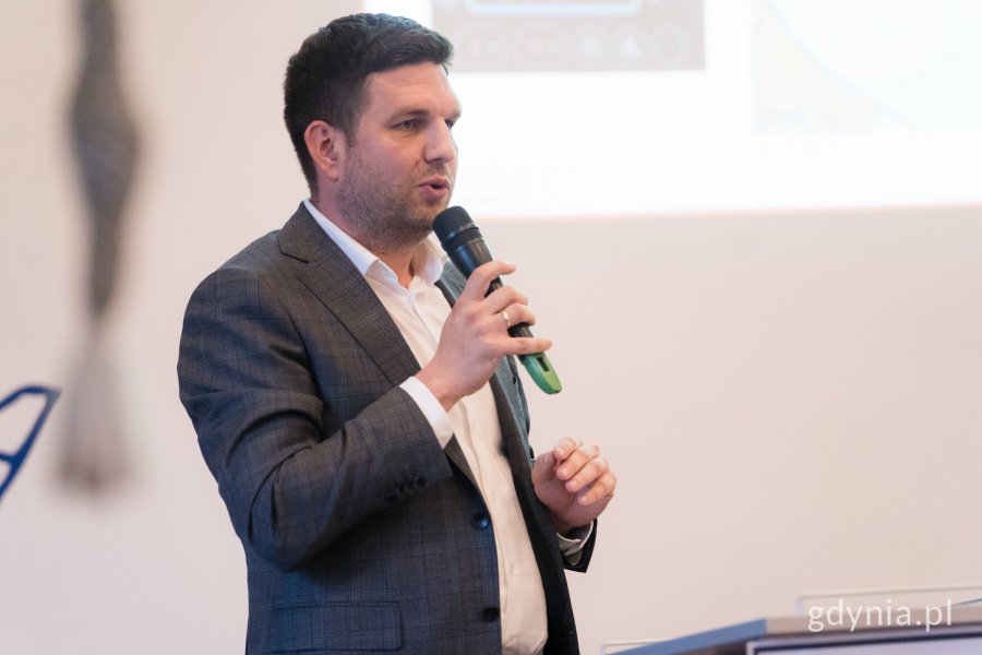 Spotkanie otwarte w sprawie planu ogólnego. Przemawia Maciej Zielonka, wiceprezydent Gdyni.