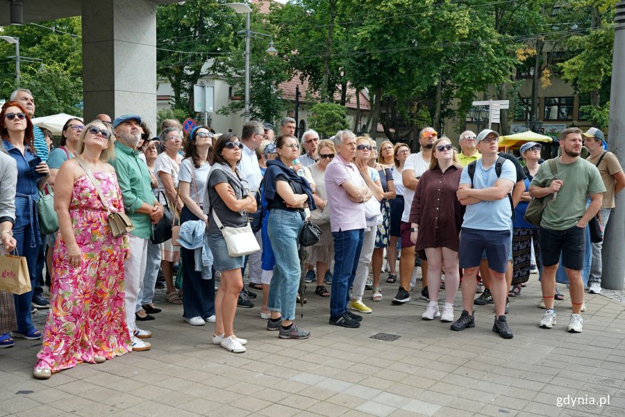 Uczestnicy spaceru architektonicznego szlakiem modernizmu na ul. Świętojańskiej