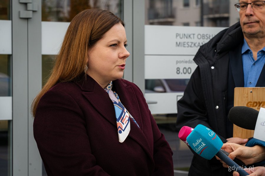 Prezydent Gdyni Aleksandra Kosiorek przed nowo otwartym Punktem Obsługi Mieszkańców Urzędu Miasta Gdyni na Chwarznie-Wiczlinie, w lokalu przy ul. Tęczowej 37 (fot. Kamil Złoch)