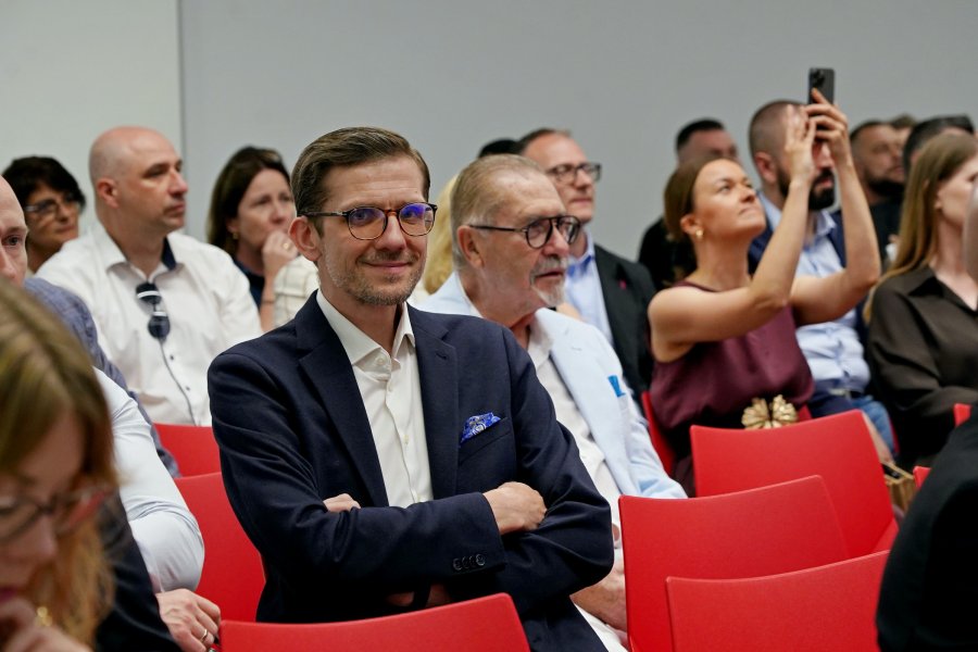 Uczestnicy uroczystości wręczenia plakiet Michelin 2026 zgromadzeni w Muzeum Emigracji