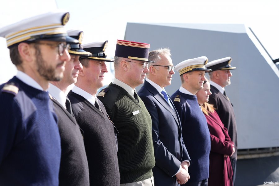 Załoga fregaty &bdquo;Chevalier Paul&rdquo; z prezydent Gdyni Aleksandrą Kosiorek