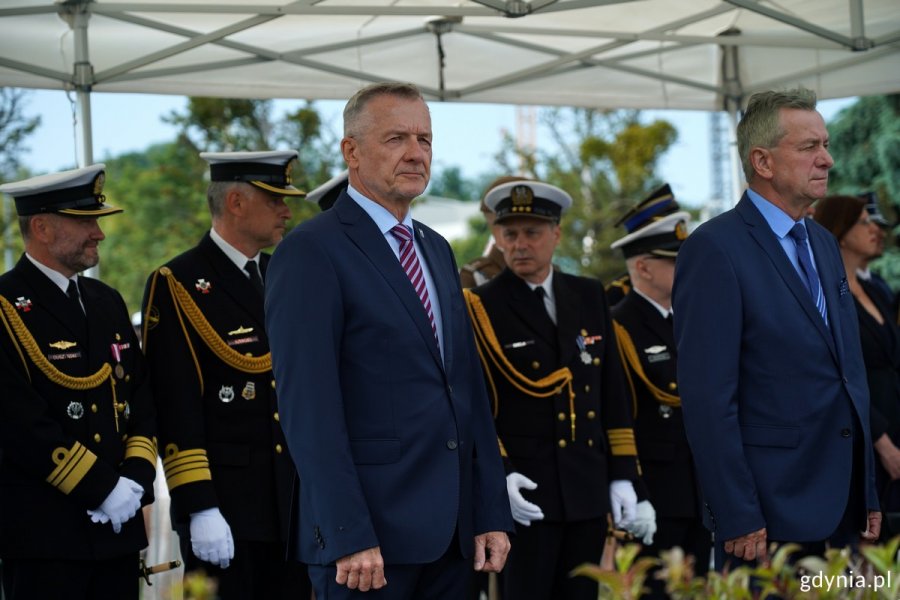 Na zdj. m.in. Wiesław Kosakowski, dyrektor III Liceum Ogólnokształcącego im. Marynarki Wojennej RP