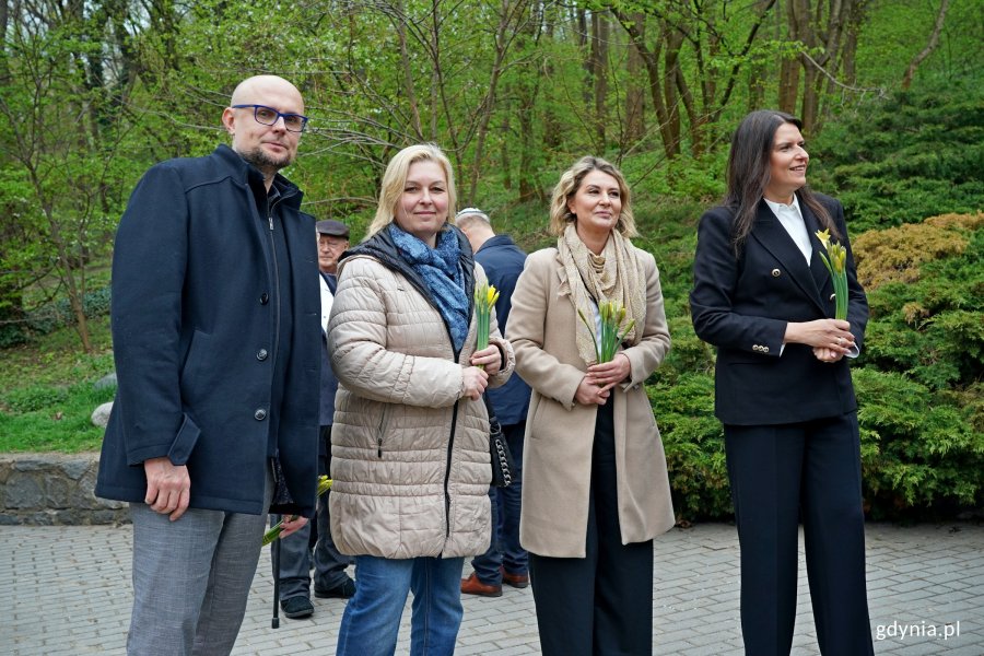 Od lewej: wiceprezydent Gdyni Bartłomiej Austen, radne Beata Zastawna i Monika Strzałkowska oraz Mariola Śrubarczyk-Cichowska – wiceprzewodnicząca Rady Miasta Gdyni z żonkilami w rękach