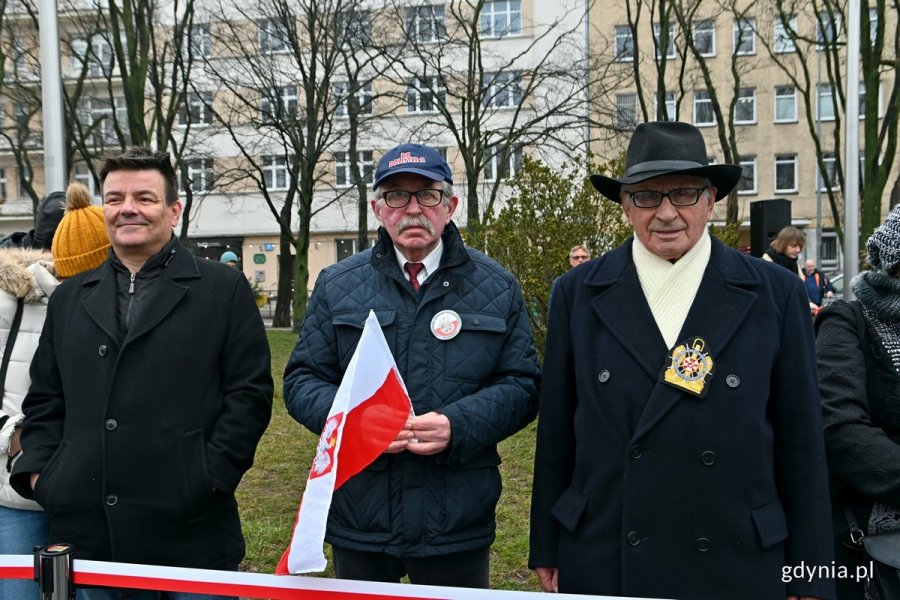 Uczestnicy uroczystości z okazji 25. rocznicy wstąpienia Polski do NATO, które odbyły się przed pomnikiem Polski Morskiej 