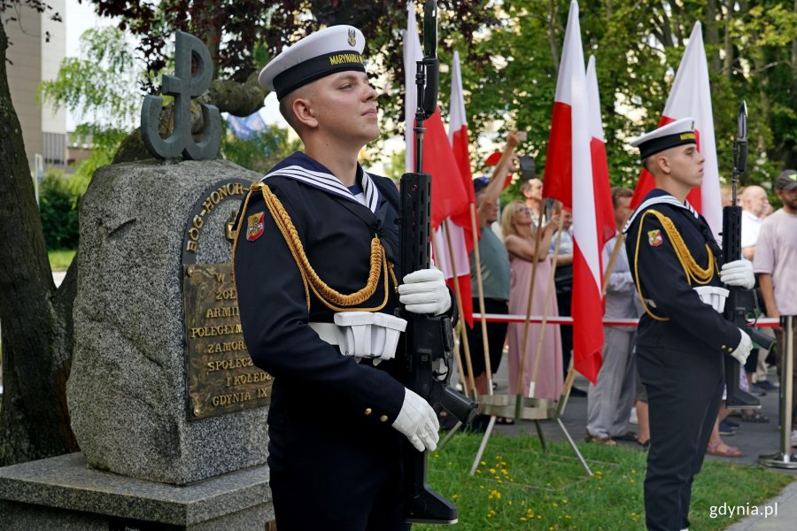 Posterunek honorowy przy Pomniku Armii Krajowej na Skwerze Kościuszki podczas uroczystości z okazji 82. rocznicy wybuchu powstania warszawskiego