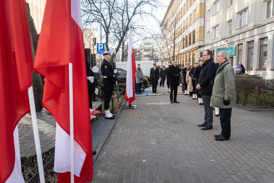 Jakub Ubych - wiceprzewodniczący Rady Miasta Gdyni oraz radny Zenon Roda składają kwiaty przed pomnikiem Ofiar Terroru Komunistycznego // fot. Kamil Złoch