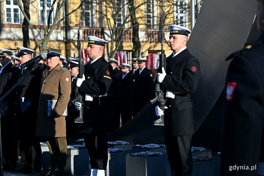 Posterunek honorowy przed pomnikiem Polski Morskiej podczas uroczystości z okazji 105. rocznicy utworzenia Marynarki Wojennej