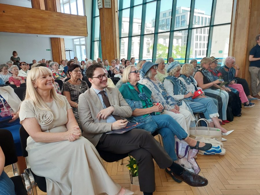 Bożena Zglińska &ndash; dyrektorka Centrum Aktywności Seniora w Gdyni, Ricardo Jagielski &ndash; przedstawiciel Portu Gdynia oraz seniorzy i goście obecni na zakończeniu roku akademickiego 2025/2026 Gdyńskiego Uniwersytetu Trzeciego Wieku 