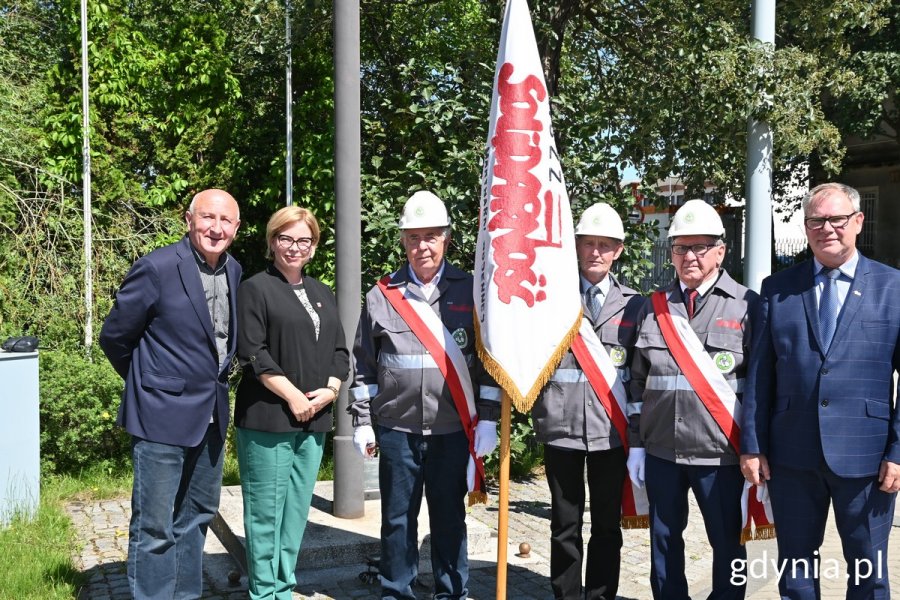 na zdjęciu grupa uśmiechniętych ludzi