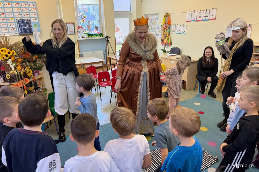 „Odprowadzam Sam”, na zdjęciu dzieci z Przedszkola nr 28 „Niezapominajka”, aktorki z Teatru Gdynia Główna (fot. Katarzyna Balcerzak)