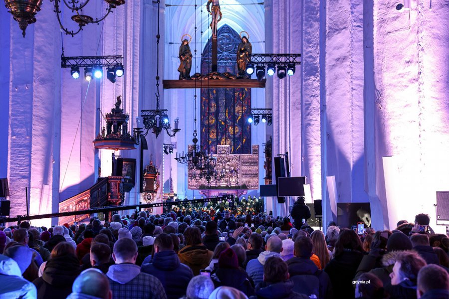 Ludzie podczas uroczystości w Bazylice Mariackiej