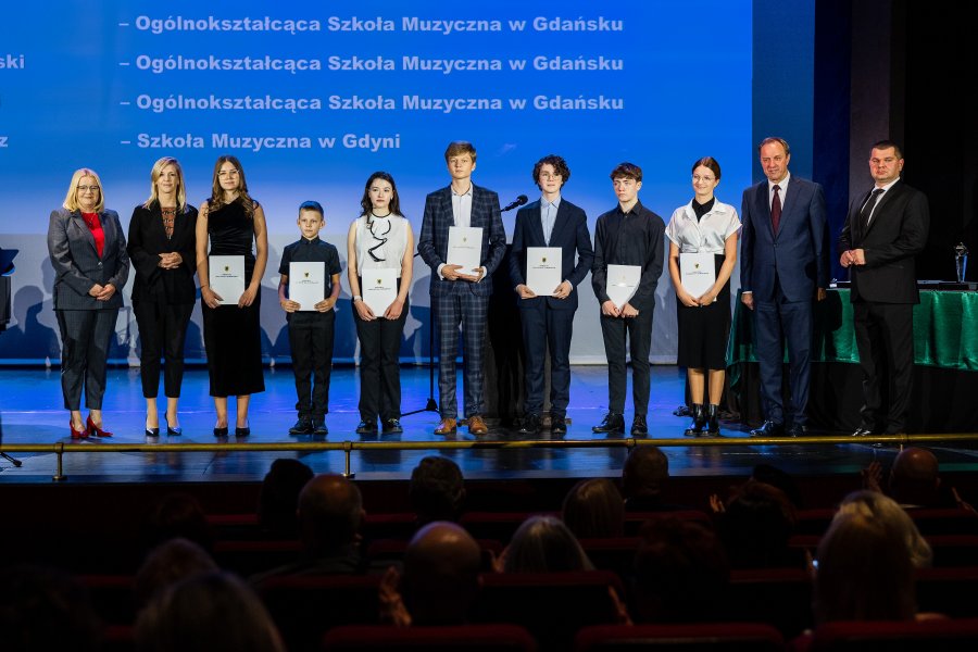 Jedna z grup stypendystów wraz z marszałkiem województwa pomorskiego Mieczysławem Strukiem, Agnieszką Baranowską - członkinią zarządu województwa pomorskiego oraz Emilią Lodzińską - zastępczynią prezydenta Gdańska ds. rozwoju przestrzennego i mieszkalnictwa