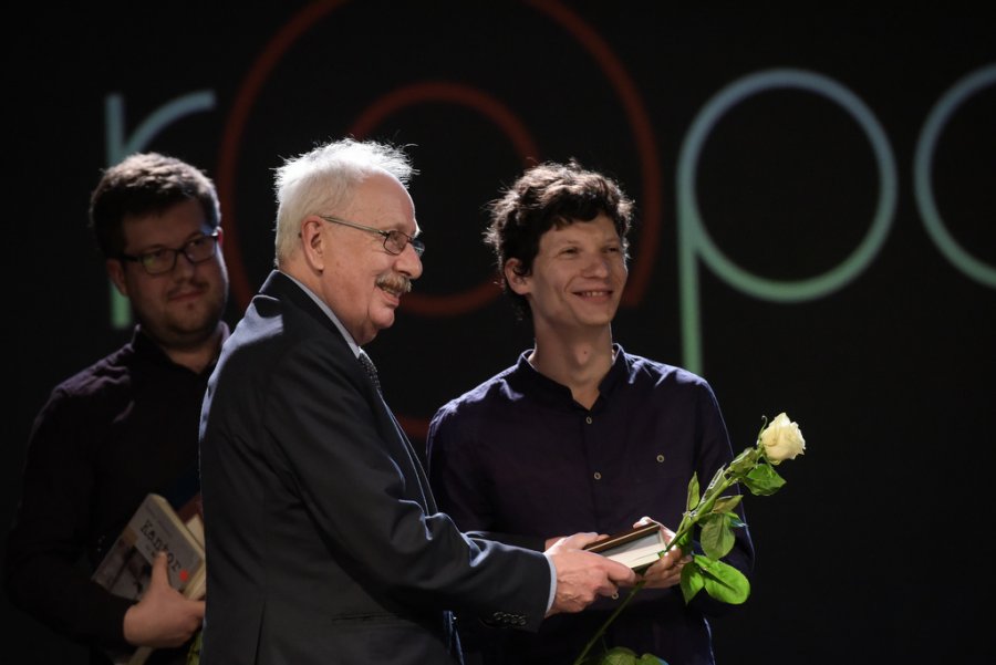 Michał Centkowski - jeden z laureatów Konkursu im. Andrzeja Żurowskiego odbiera nagrodę // fot. Roman Jocher