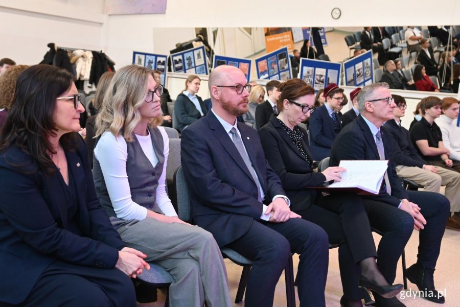 Na zdjęciu m.in.: pomorski kurator oświaty Grzegorz Kryger, dyrektor III LO Wiesław Kosakowski (fot. Magdalena Starnawska)