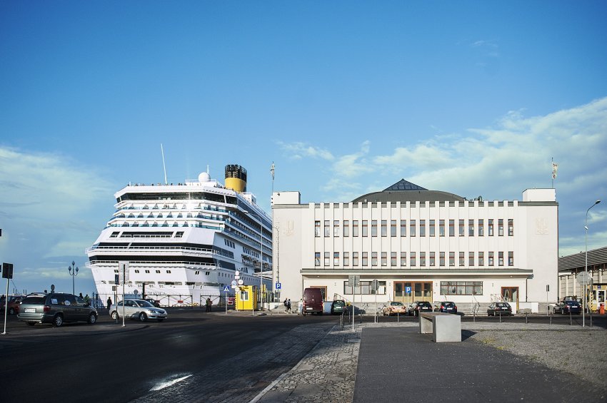 Po lewej stronie: wycieczkowiec stojący w porcie, po prawej: budynek Dworca Morskiego w Gdyni. 