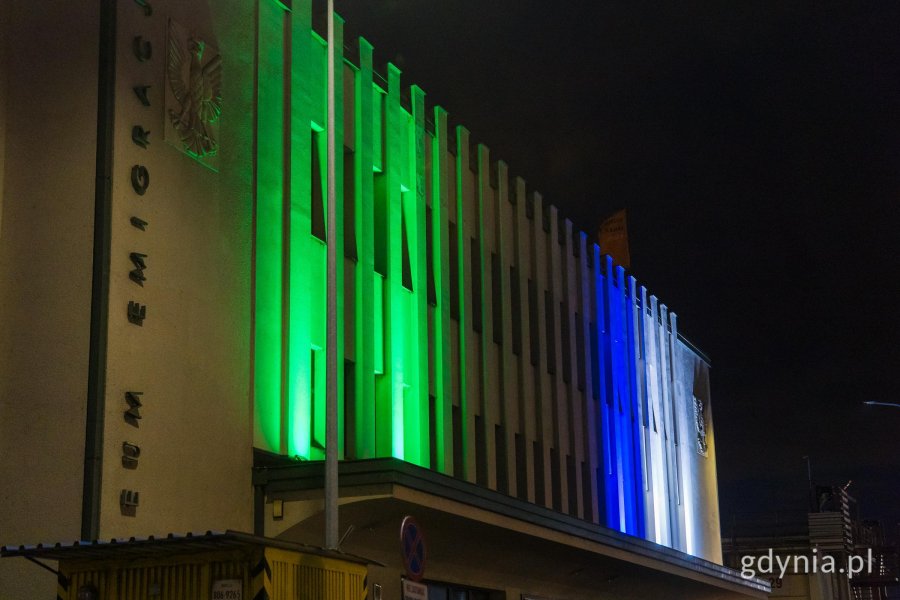 Fasada Muzeum Emigracji podświetlona z okazji 50-lecia wsp&oacute;łpracy z brytyjskim miastem Plymouth (fot. Paweł Budziński)