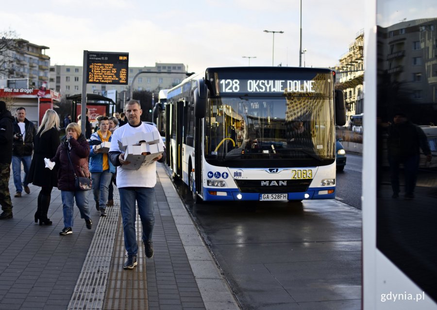 Akcja promocyjna PKA w Gdyni i Mercedesa z okazji tłustego czwartku. (fot. Kamil Złoch)