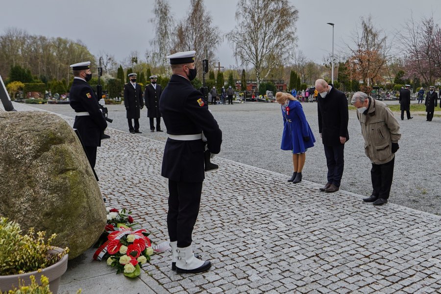 Delegacja gdyńskich samorządowców składa kwiaty pod tablicą bł. ks. kmdr. ppor. Władysława Miegonia na cmentarzu Marynarki Wojennej na Oksywiu. Od lewej: radna miasta Elżbieta Sierżęga, wiceprezydent Gdyni Bartosz Bartoszewicz i radny miasta Zenon Roda // fot. st. chor. sztab. mar. Piotr Leoniak