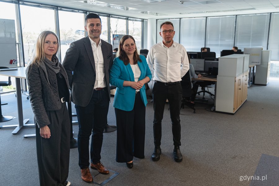 Wizyta w siedzibie Sealand Liquids. Od lewej: Anna Kacprzak z firmy Investika, Paweł Kęska - prezes Sealand Liquids, prezydent Gdyni Aleksandra Kosiorek i Miłosz Nurczyński, dyrektor finansowy Sealand Liquids (fot. Kamil Złoch)