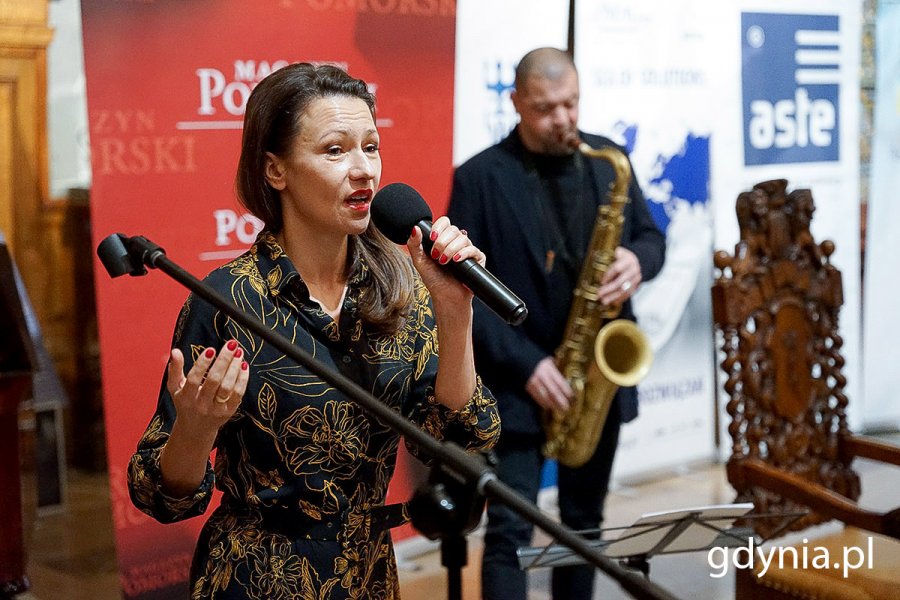 Na scenie występują piosenkarka i saksofonista