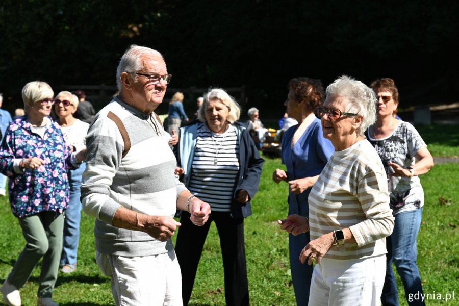 Seniorzy w tańcu na pikniku na Polance Redłowskiej