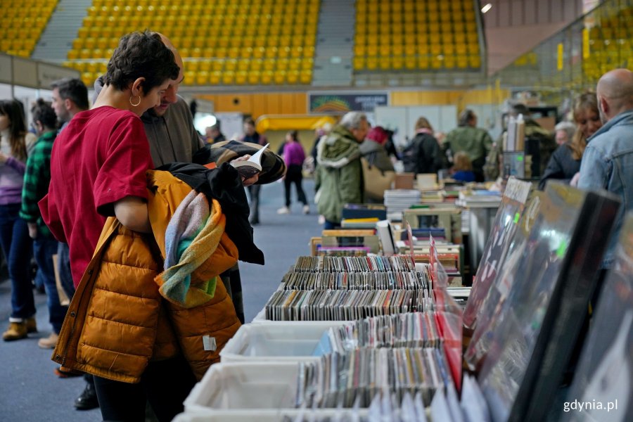 Uczestnicy Targ&oacute;w Książki w Gdyni odwiedzający stoiska wydawc&oacute;w 