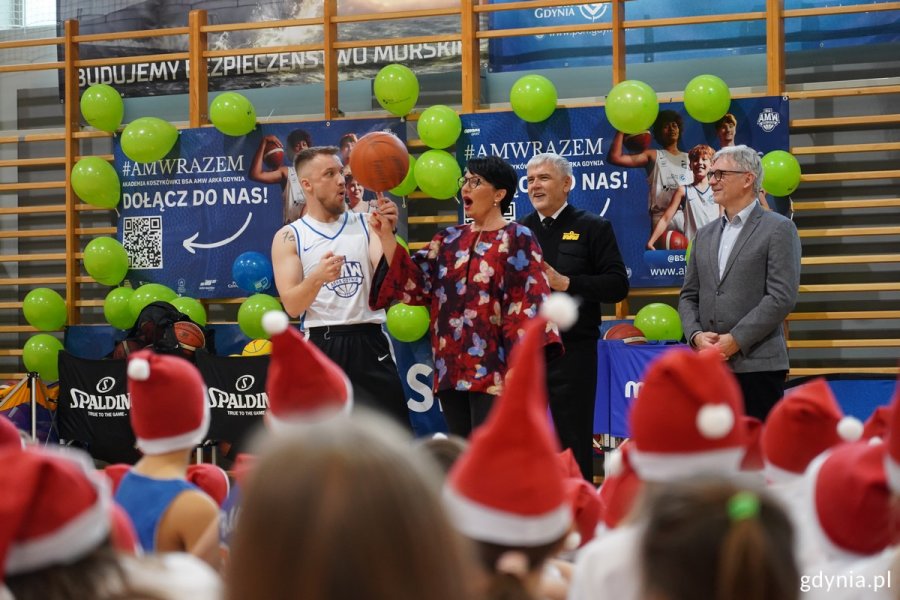 W wydarzeniu wzięli udział m.in.: Beata Koniarska, członkini zarządu PGZ Stocznia Wojenna, kadm. prof. dr hab. Tomasz Szubrycht, rektor AMW i kmdr por. rezerwy Dariusz Sapiejka, dyrektor Akademickiego Centrum Sportowego AMW