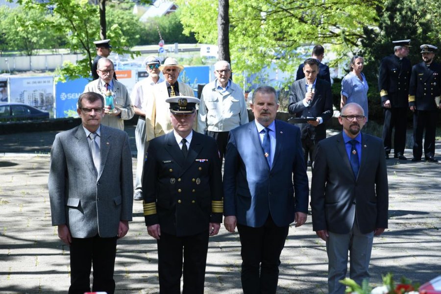 Mieszkańcy Gdyni i samorządowcy uczcili dzisiaj rocznicę zakończenia II wojny światowej w Europie. Uroczystości odbyły się na Cmentarzu Obrońców Wybrzeża w Redłowie. // fot. Jan Ziarnicki