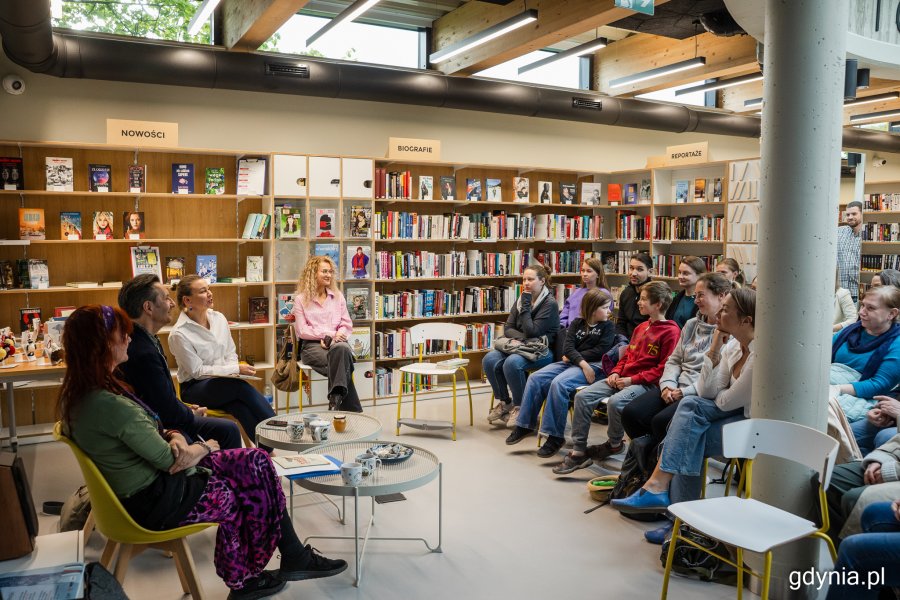 Ludzie w bibliotece
