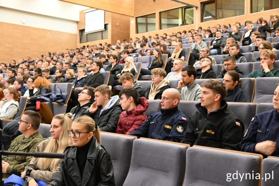 Uczniowie na auli Akademii Marynarki Wojennej podczas Dnia Otwartego