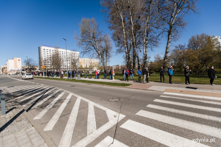 Kolejka do majówkowego punktu szczepień, który działa na parkingu przy ul. Zawiszy Czarnego 1 w Gdyni // fot. Karol Stańczak