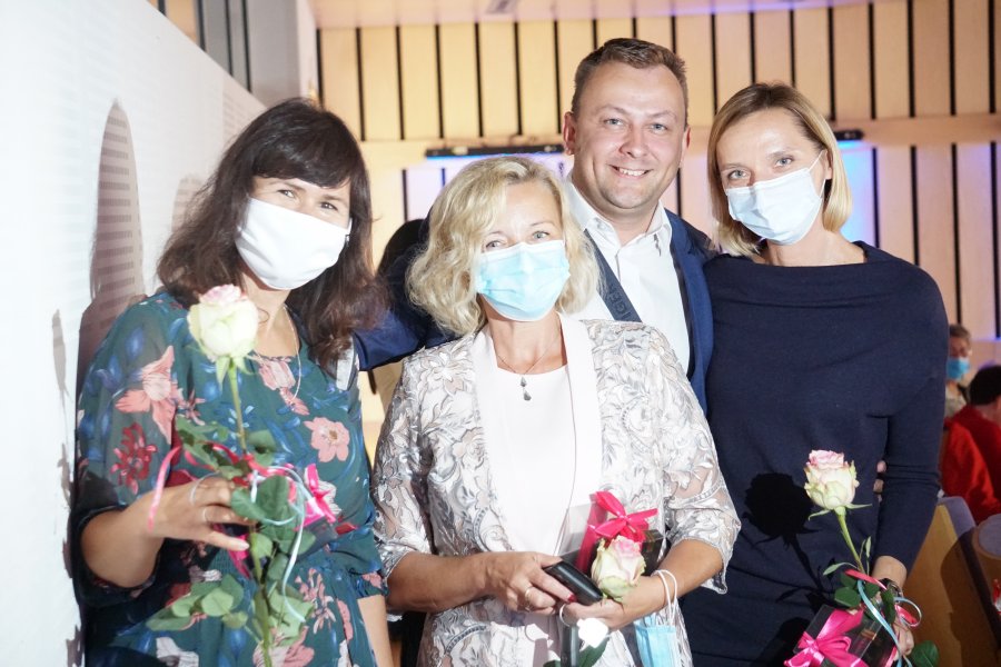 Pracowniczki Centrum Aktywności Seniora i Kordian Kulaszewicz, wiceprzewodniczący Rady ds. Seniorów