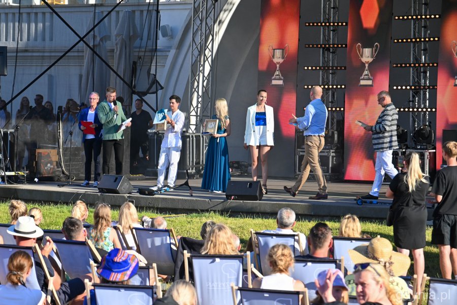 Wręczenie nagród, na scenie stoja starsi uczestnicy festiwalu