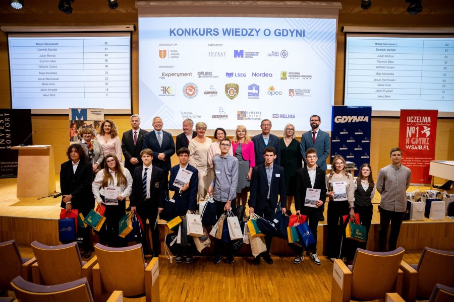 Finaliści i laureaci Konkursu Wiedzy o Gdyni w kategorii szkół ponadpodstawowych /  fot. Uniwersytet WSB Merito Gdynia