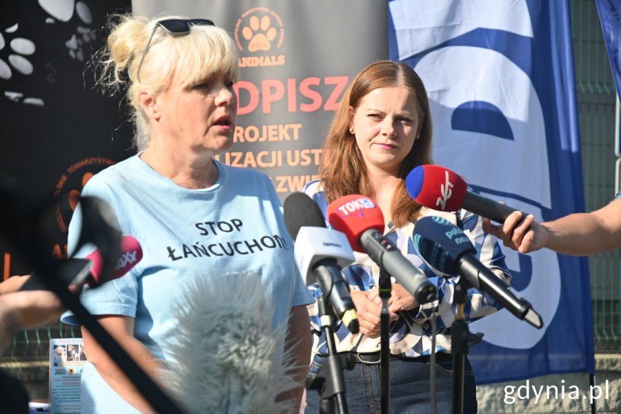 Na zdj. (od prawej): prezydent Gdyni Aleksandra Kosiorek, Ewa Gebert, prezes Stowarzyszenia OTOZ Animals