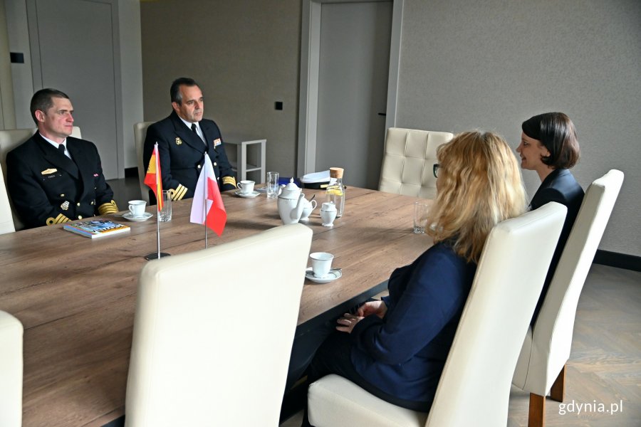 Górny rząd od prawej: kmdr por. Pedro A. Perez - dowódca okrętu ESPS „Reina Ysabel” oraz oficer łącznikowy Marynarki Wojennej. Dolny rząd od prawej: Katarzyna Gruszecka-Spychała - wiceprezydent Gdyni ds. gospodarki. Obok niej Joanna Leman z Samodzielnego Referatu Współpracy z Zagranicą Urzędu Miasta Gdyni // fot. Sławomir Okoń