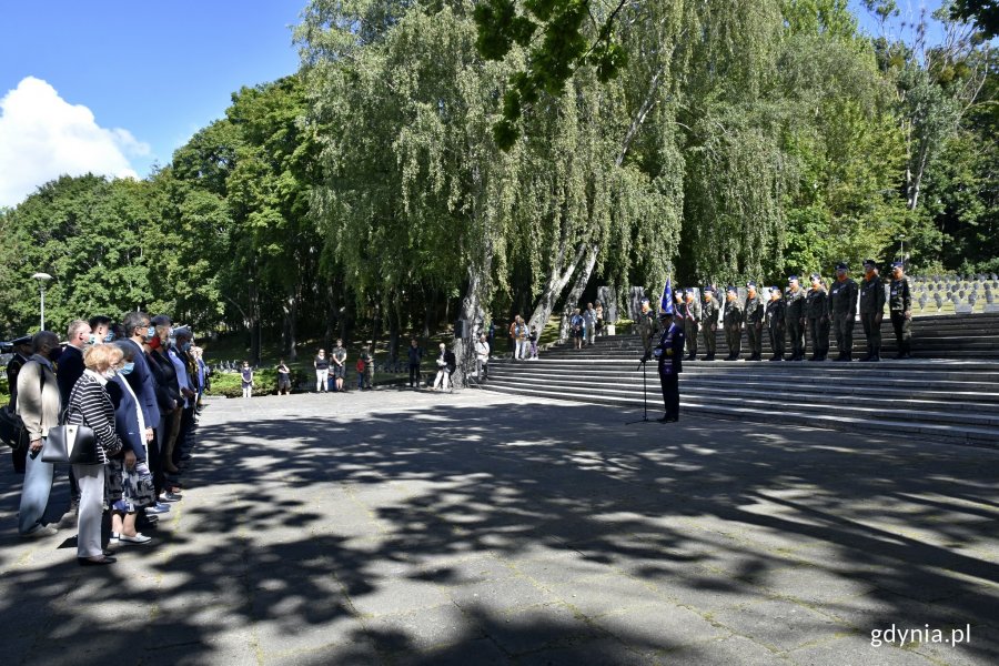 Na Cmentarzu Wojennym w Gdyni odbyły się uroczystości z okazji 81. rocznicy wybuchu II wojny światowej. Po lewej stronie stoją uczestnicy uroczystości, na środku dziekan Marynarki Wojennej ks. kmdr Zbigniew Rećko odmawia modlitwę. Za nim w szeregu stoją uczniowie LO z Pniewa // fot. Magdalena Czernek