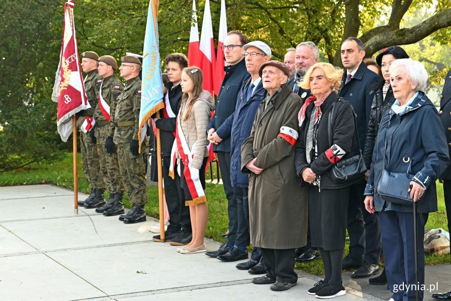 W uroczystościach z okazji 83. rocznicy utworzenia Polskiego Państwa Podziemnego wzięli udział m.in. (od prawej): Helga Łukaszewska - prezes gdyńskiego koła Światowego Związku Żołnierzy Armii Krajowej, Krystyna Kodymowska „Stokrotka” - uczestniczka powstania warszawskiego, prof. Jerzy Grzywacz - prezes okręgu pomorskiego Światowego Związku Żołnierzy Armii Krajowej, radny miasta Zenon Roda czy Jakub Ubych - wiceprzewodniczący Rady Miasta Gdyni // fot. Magdalena Czernek