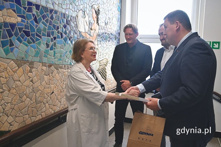 Dyrektor zarządzający ds. społecznych Tomasz Augustyniak i dyrektor generalny UM w Gdyni Łukasz Kobus pogratulowali lek. Izabeli Fołcie podjętej inicjatywy