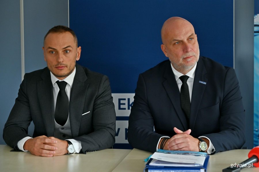 Jakub Wiernicki &ndash; dyrektor ds. realizacji i rozwoju firmy Terlan, Marek Borkowski &ndash; prezes zarządu firmy Terlan podczas spotkania dotyczącego podpisania umowy na wymianę wodomierzy 