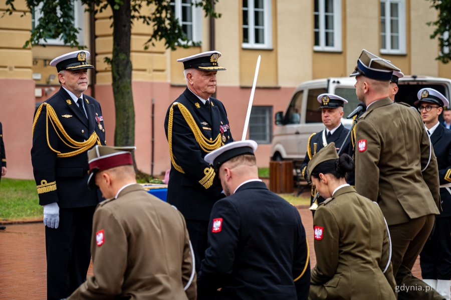 Uroczystość promocji na stopnie oficerskie dla absolwentów kursów oficerskich na Akademii Marynarki Wojennej w Gdyni (fot. Kamil Złoch)