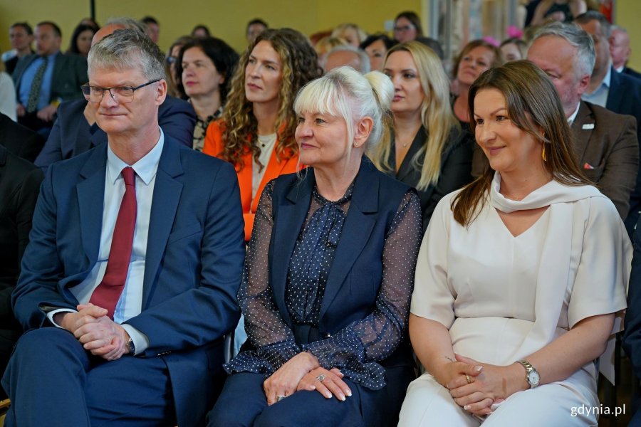 Od lewej: wiceprezydent Gdyni Rafał Geremek, Iwona Tanewska &ndash; naczelniczka Wydziału Edukacji Urzędu Miasta Gdyni oraz Joanna Zarzycka &ndash; dyrektorka Szkoły Podstawowej nr 11 podczas uroczystości z okazji 90-lecia SP nr 11 