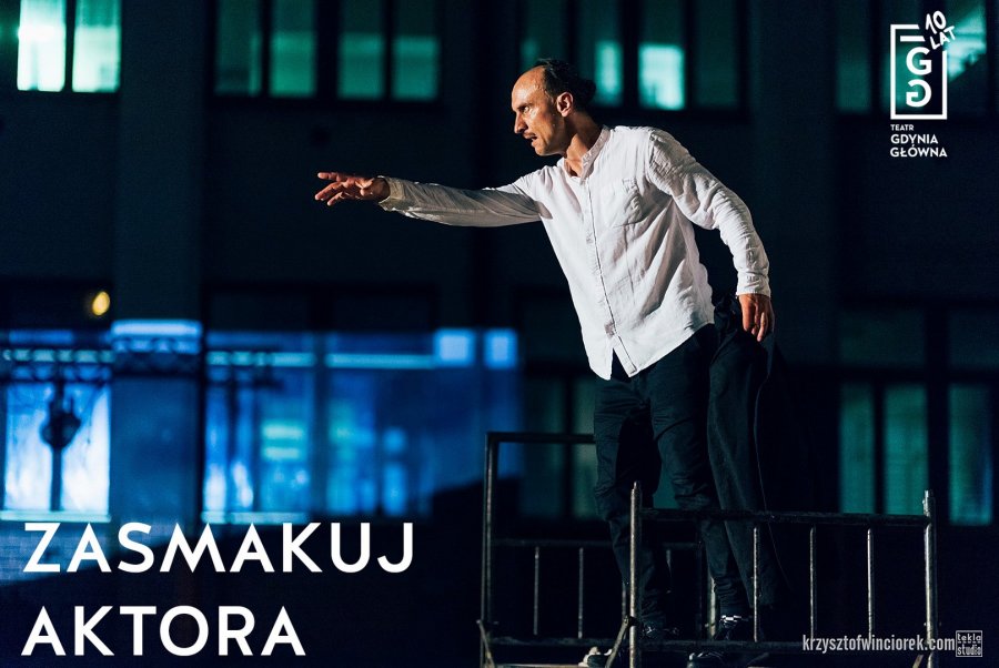 Grafika promująca wydarzenie Jubileusz 10-lecia Teatru Gdynia Główna. "Zasmakuj aktora". Mężczyzna w białej koszuli i czarnych spodniach, stojący bokiem, wskazuje na coś ręką. W prawym górnym rogu logo Teatru Gdynia Główna.