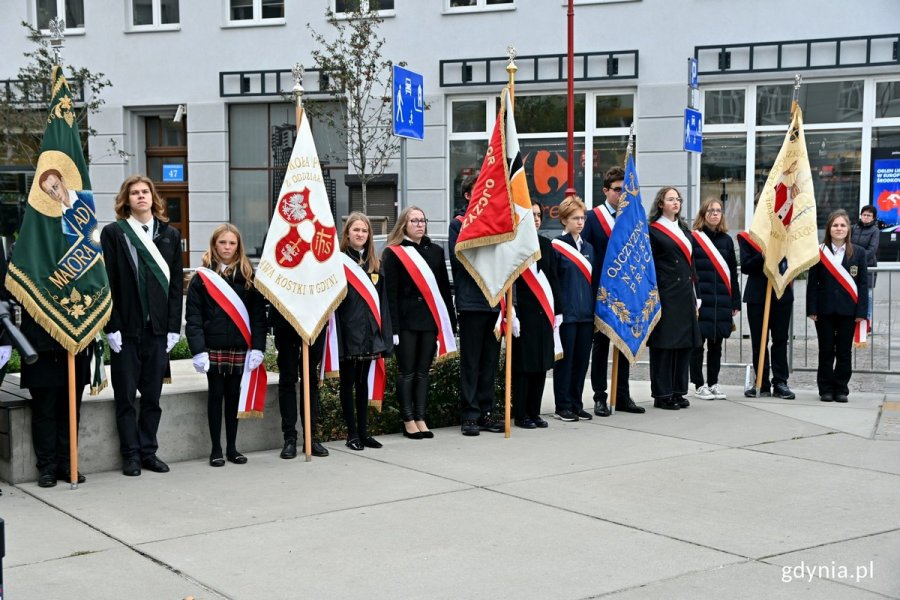 Poczty sztandarowe podczas uroczystości upamiętniających 84. rocznicę wysiedlenia ludności polskiej z Gdyni 