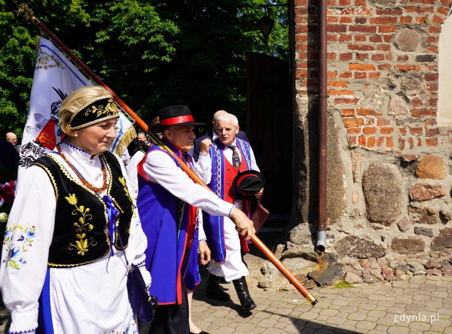 sztandary i ludzie w strojach kaszubskich