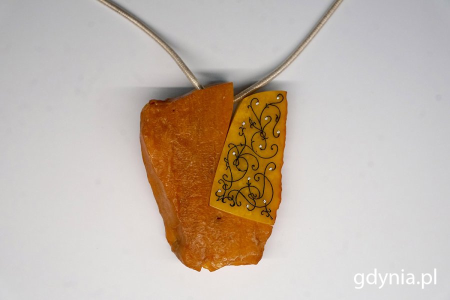 30 lat bursztynowego wzornictwa – biżuteria S&A Jewellery Design w Muzeum Bursztynu. Fot. Mirosław Pieślak