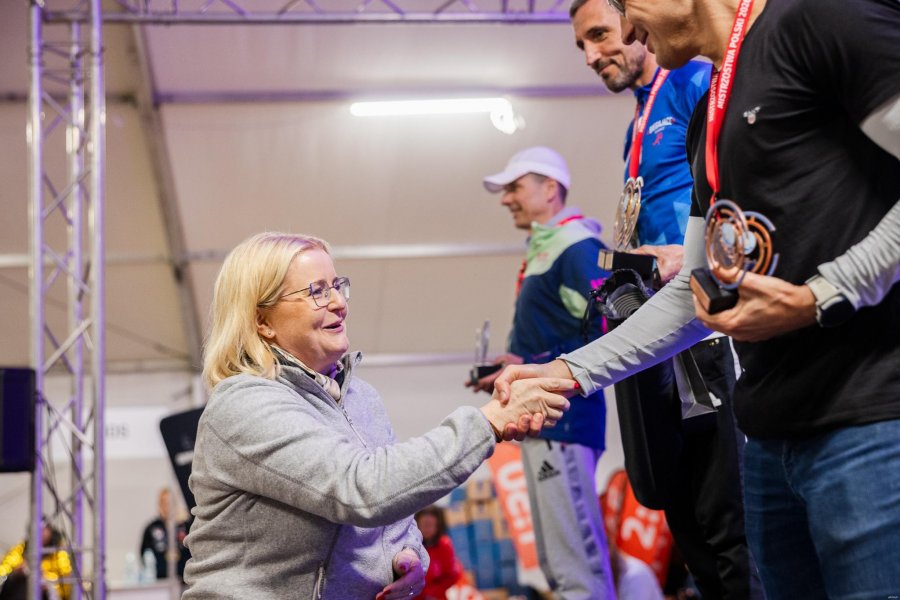 Gratulacje od Agnieszki Baranowskiej, członkini zarządu wojew&oacute;dztwa pomorskiego (fot. Karol Stańczak)